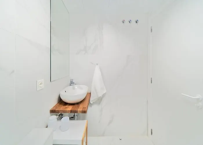 Relax On The Huge Terrace With Sea View 2 Mins To The Apartment