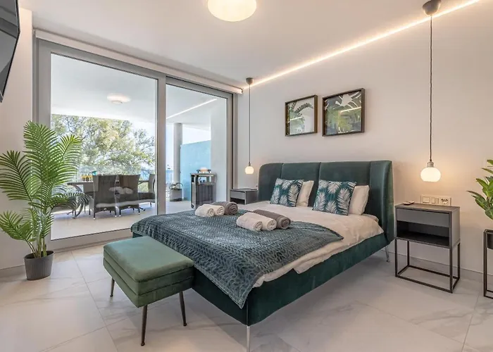 Relax On The Huge Terrace With Sea View 2 Mins To The * Fuengirola