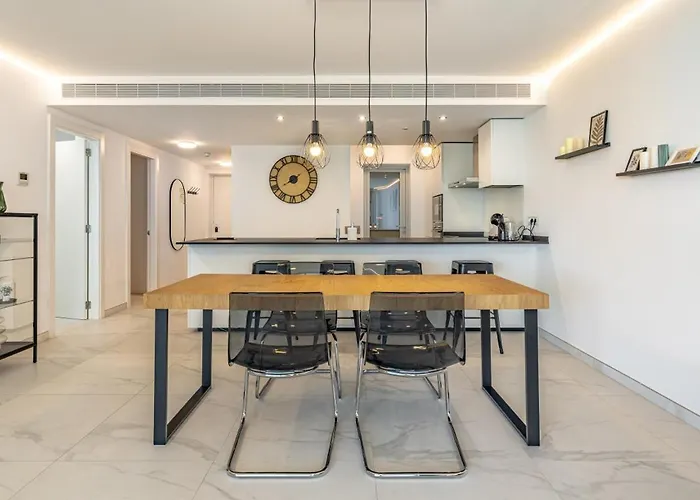 Relax On The Huge Terrace With Sea View 2 Mins To The Apartment *