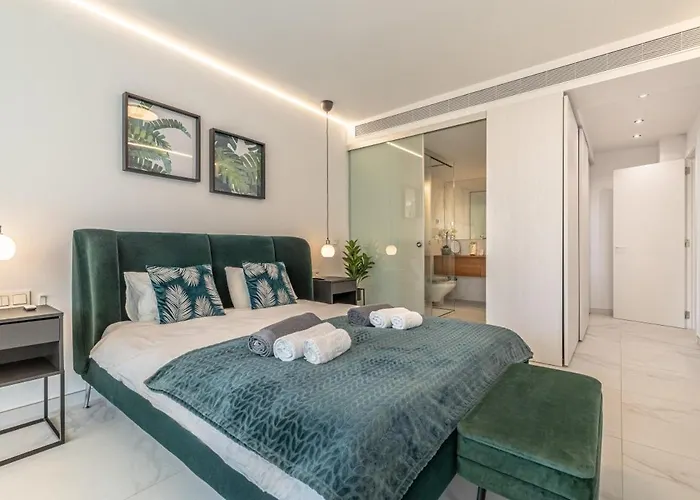 Relax On The Huge Terrace With Sea View 2 Mins To The Apartment Fuengirola