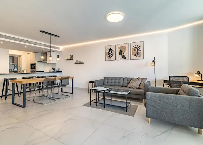 Relax On The Huge Terrace With Sea View 2 Mins To The Apartment Fuengirola