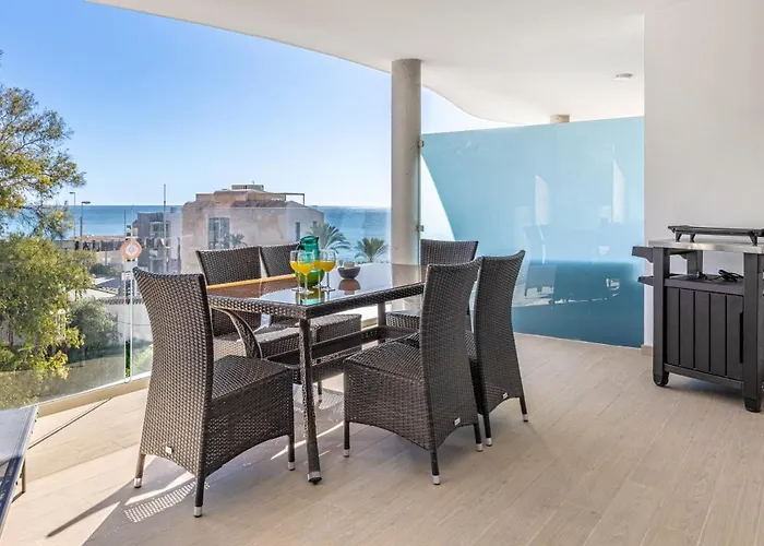 Relax On The Huge Terrace With Sea View 2 Mins To The Apartment