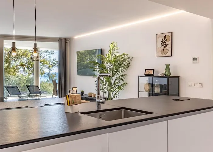 Relax On The Huge Terrace With Sea View 2 Mins To The Apartment *